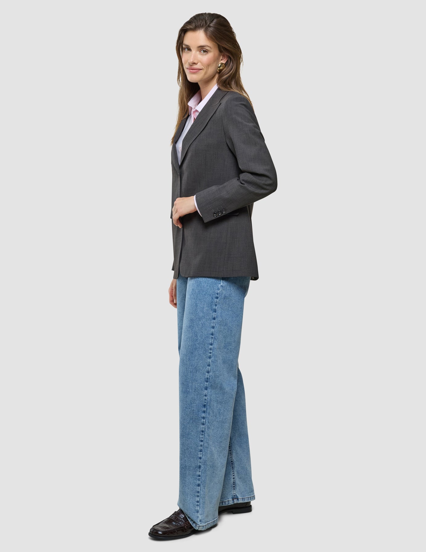 Nara Blazer i Cool Brown, helfigur på model set fra siden.